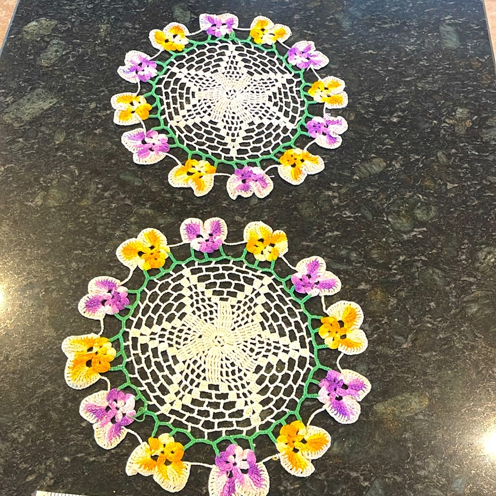 🎩VTG SET/2 FLORAL CROCHET DOILIES, ECRU W/PURPLE/YELLOW ACCENTS BEAUTIFUL  EUC